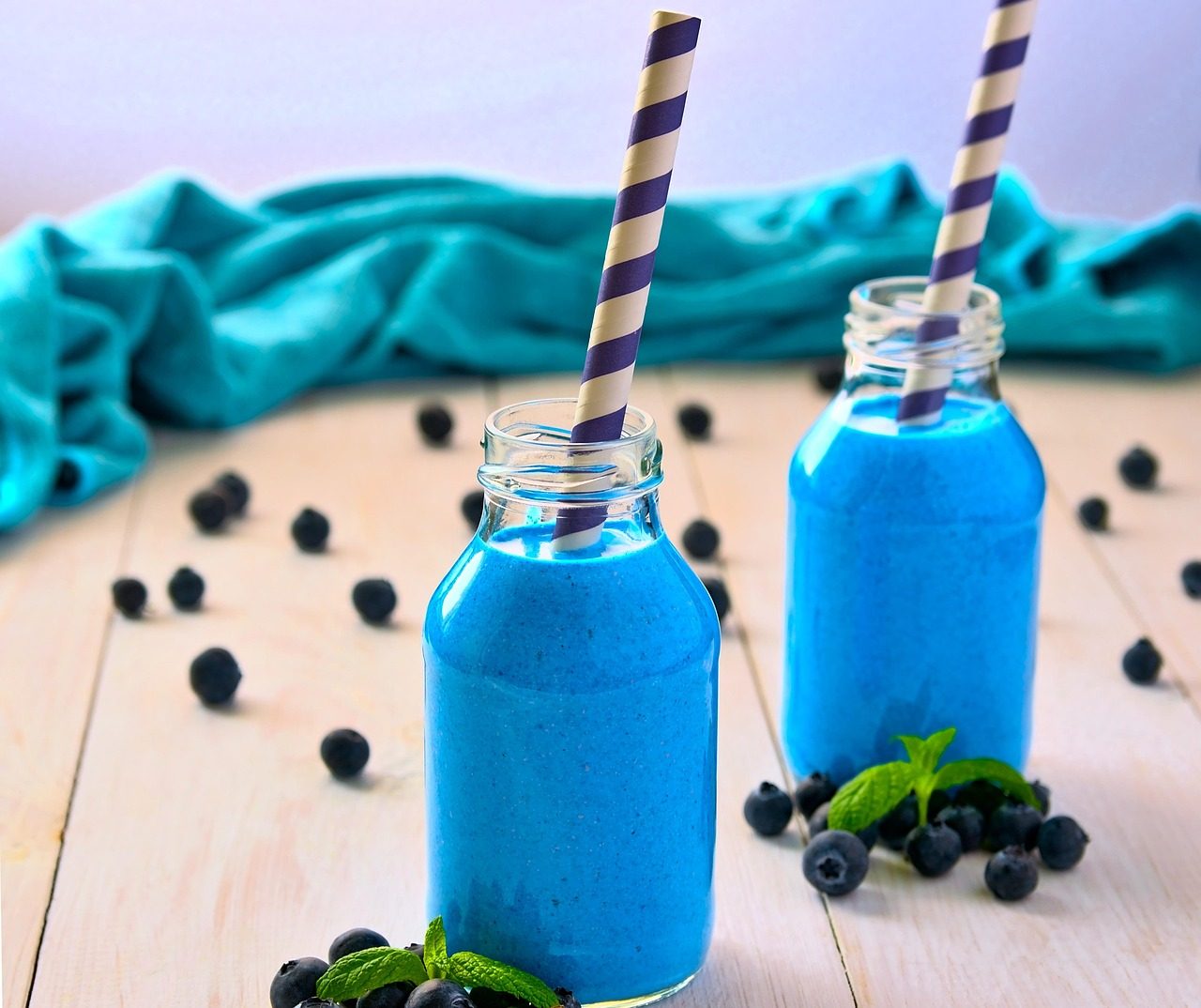 Zelené smoothie s bylinkami a ovocím v pohári